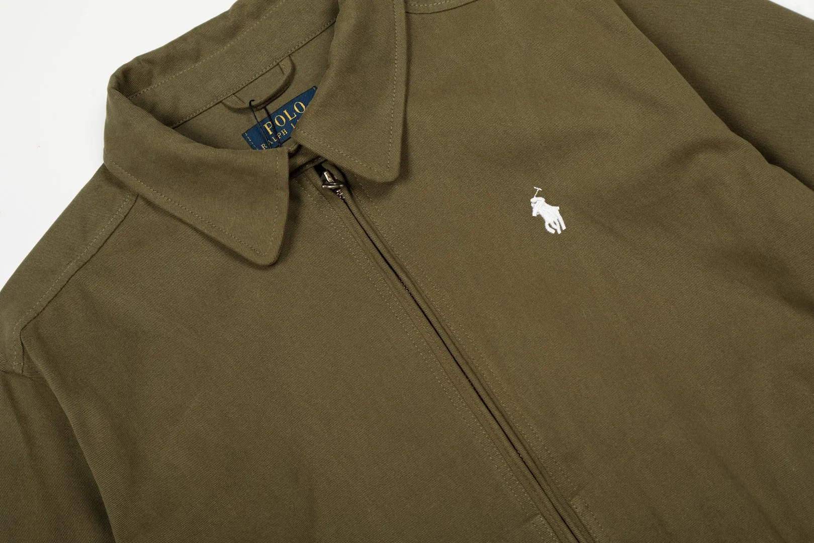 P300 top quality" Style number: 8101# (not off the shelves all year round) [Ralph Lauren/Ralph Lauren old cadre pony embroidered armband POLO jacket] ✅Ralph Lauren Ralph Lauren classic basic American retro old cadre goddess style jacket ✅Pure cotton high-gram heavy wash, soft, comfortable and tangible, upright and textured ✅Customized Vintage bronze double-open zipper head to restore the same quality as the cabinet version ✅This style: White/khaki color. There are waist patterns inside the threads of the collar and cuffs. Please note~ ✅Retro versatile jacket. The upper body is very flattering. Versatile model YYDS~ ✅Versatile for daily wear and work wear. ✅The upper body is simple and easy to wear. A must-have for goddess ootd. Good-looking clothes are never too picky. A must-have in the goddess' wardrobe. Size: S-XL. Color: White, yellow, red, navy, khaki, pink, light blue, olive green.